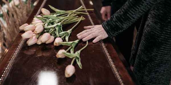 Flores para un funeral: flores para un ser querido fallecido